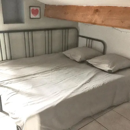 Maison Charmante A Avec Jardin Et Aire De Jeux.