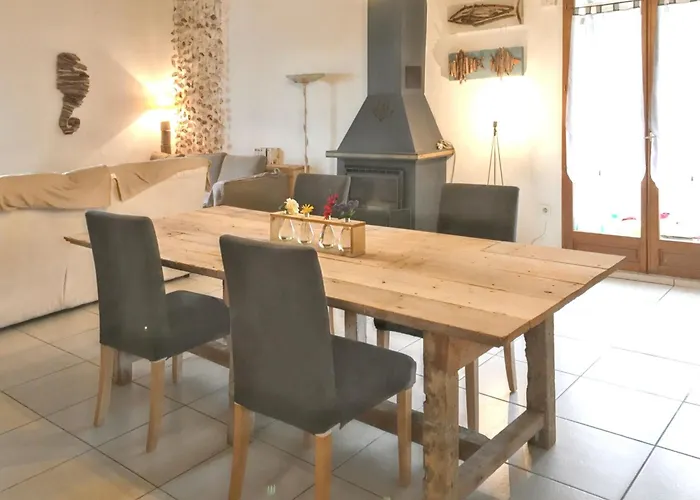 Vakantiehuis Maison Charmante A Avec Jardin Et Aire De Jeux. Agde